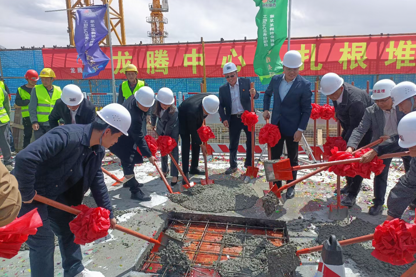 20230423建投封顶2.png